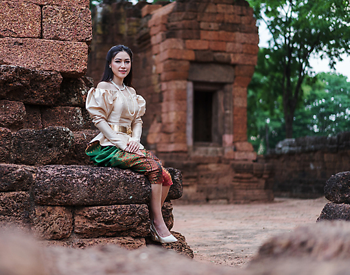 포토 JPG 해외이미지 전통 드레스 공원 여자 행복 아시아 문화 벽 포즈 백그라운드 태국 벽돌 미술 한명 미소 사람 앉기 동양인 성인 뷰티 유행 수확 사찰 역사 황금 우아함 가득함 길이 구식 옛날 스타일 존경 해외포토 1 옷 공공시설 감정 나라 컨셉 농업 종교건축 모션 문화예술 표정 인종 파일형식 이미지허브