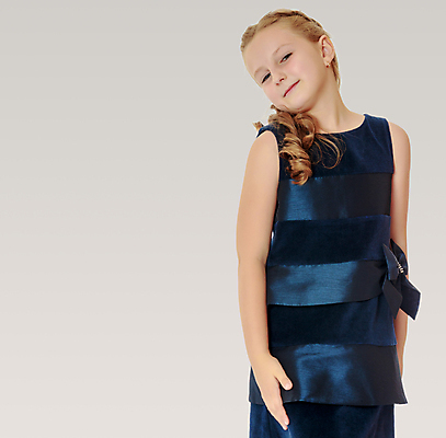 포토 JPG 해외이미지 응시 원피스 여자 어린이 포즈 실내 한명 미소 소녀 상반신 앞모습 흰배경 차렷 소녀한명만 해외포토 1 시선 옷 뷰포인트 백그라운드 표정 사람 내부 흰색 여자한명만 소녀만 파일형식 이미지허브