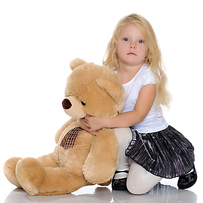 포토 JPG 해외이미지 전신 여자 어린이 안기 포옹 한명 앞모습 옆모습 곰인형 무릎꿇기 흰배경 천진난만 소녀한명만 해외포토 1 인형 뷰포인트 백그라운드 컨셉 모션 사람 흰색 여자한명만 소녀만 파일형식 이미지허브