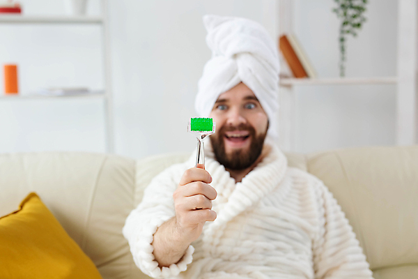 포토 JPG 해외이미지 응시 남자 쿠션 수염 한명 들기 상반신 성인 아웃포커스 수건 뷰티 놀람 목욕가운 스킨케어 페이스롤러 성인남자한명만 해외포토 1 시선 감정 모션 촬영기법 표정 사람 위생용품 가운 마사지용품 남자한명만 성인남자만 파일형식 이미지허브