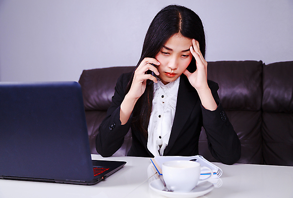 포토 JPG 해외이미지 직업 여자 커피 비즈니스 태국 탁자 모바일 스트레스 세포 한국 피곤 대화 한명 사람 앉기 동양인 정장 책 컵 노트북 스마트폰 컴퓨터 사무실 펜 일본 공책 중국 슬픔 표현 업무 작업 비즈니스우먼 좌절 차 전화기 책상 고민 부름 업무과다 비서 문제 불만 압력 해외포토 1 식기 옷 감정 아시아 음료 가구 컨셉 모션 문구용품 말하기 인종 전자제품 핸드폰 스마트기기 필기구 직장인 파일형식 이미지허브