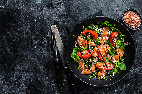 포토 JPG 해외이미지 그릇 접시 포크 검은배경 실내 사람없음 하이앵글 연어 연어샐러드 연어요리 카피스페이스 핑크솔트 해외포토 식기 음식 뷰포인트 백그라운드 어류 내부 검은색 공백 샐러드 소금 파일형식 이미지허브