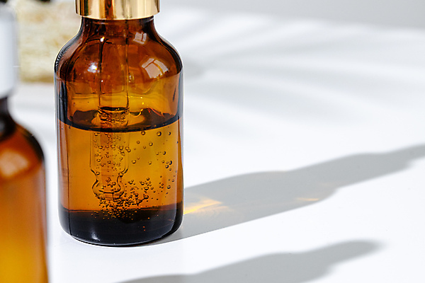 포토 JPG 해외이미지 실내 그림자 사람없음 아웃포커스 뷰티 오일 소프트포커스 오브젝트 흰배경 앰플 해외포토 음식 백그라운드 촬영기법 내부 화장품 흰색 파일형식 이미지허브