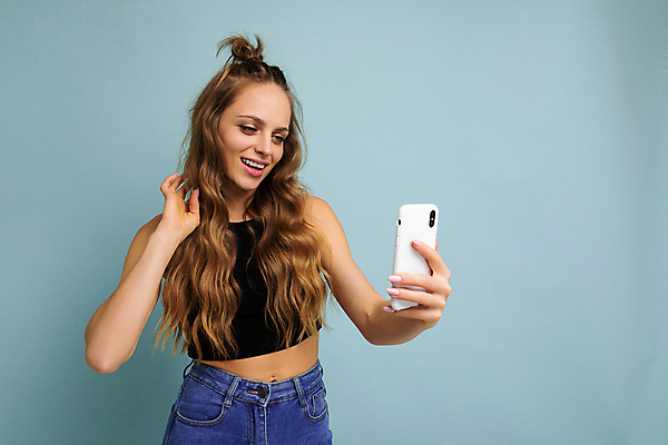 포토 JPG 해외이미지 손 행복 백그라운드 데이트 비즈니스 통신 모바일 세포 발렌타인데이 대화 한명 미소 사람 스마트폰 핸드폰 스크린 기쁨 표현 잡기 자신감 스마트 소통 고립 카피스페이스 해외포토 1 감정 컨셉 모션 데이이벤트 표정 말하기 신체부위 전자제품 스마트기기 공백 파일형식 이미지허브