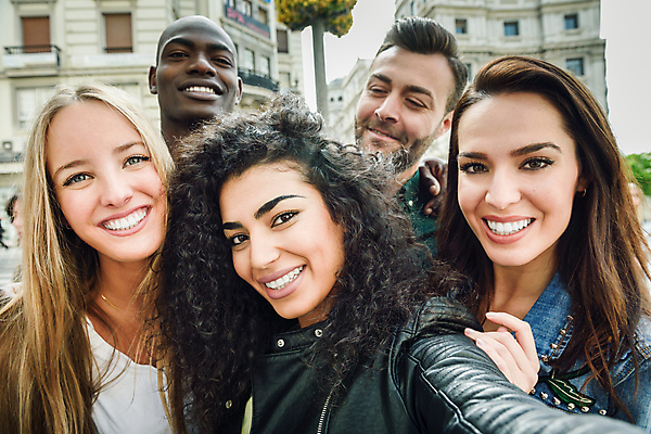 포토 JPG 해외이미지 주간 여자 남자 미소 여러명 상반신 성인 야외 친구 우정 기쁨 성인만 해외포토 자연요소 감정 다수 관계 표정 사람 파일형식 이미지허브