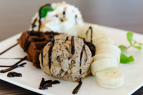 포토 JPG 해외이미지 음식 아이스크림 디저트 바나나 사람없음 컬러풀 갈색 초콜릿 흰색 달콤 크림 토핑 시럽 와플 페스츄리 해외202004 해외포토 빵 컬러 과일 맛 파일형식