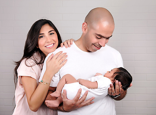 포토 JPG 해외이미지 전신 백인 응시 여자 남자 행복 가족 안기 포옹 엄마 함께함 건강 사랑 서기 사람 상반신 성인 앞모습 옆모습 세명 육아 아기 신생아 잠 아빠 돌봄 해외202004 해외포토 서양인 시선 감정 뷰포인트 컨셉 관계 모션 파일형식