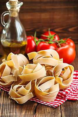 포토 JPG 해외이미지 음식 다이어트 토마토 채소 재료 탁자 파스타 마늘 요리 사람없음 목재 빨간색 초록색 여름 빛 주방 어둠 이탈리아 젖음 물방울 나뭇가지 시골 신선 면 체리 자르기 묘사 오브젝트 준비 유기농 날것 비타민 바질 내추럴 숙성 채식주의자 맛있는 해외202004 해외포토 나무 웰빙 계절 유럽 컬러 가구 과일 모션 서양음식 건강 채식 영양소 파일형식