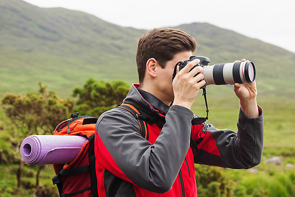 포토 JPG 해외이미지 백인 라이프스타일 남자 산 한명 서기 들기 상반신 20대 성인 취미 야외 옆모습 사진촬영 성인남자한명만 해외202004 해외포토 서양인 1 뷰포인트 모션 사람 청년 생활 촬영 남자한명만 성인남자만 파일형식