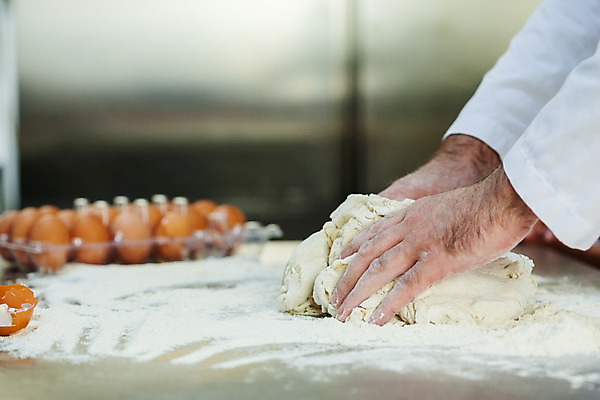 포토 JPG 해외이미지 직업 유니폼 호텔 실내 요리 서기 사람없음 주방 식당 계란 요리사 빵집 신선 직원 준비 반죽 밀가루 밀가루반죽 제빵사 페스츄리 핸드메이드 해외202004 해외포토 옷 빵 모션 숙소 내부 상점 알 가루 파일형식