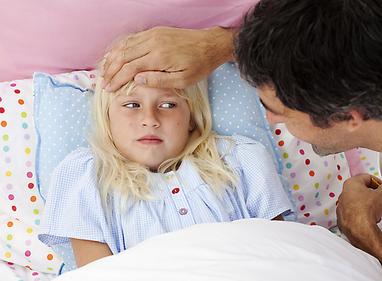 포토 JPG 해외이미지 백인 응시 남자 딸 어린이 가족 실내 건강 사람 상반신 성인 두명 앞모습 옆모습 눕기 침실 열 아빠 질병 체온계 간호 돌봄 체온측정 의료성형뷰티 해외202004 해외포토 서양인 시선 뷰포인트 의학 관계 모션 내부 온도계 측정 파일형식