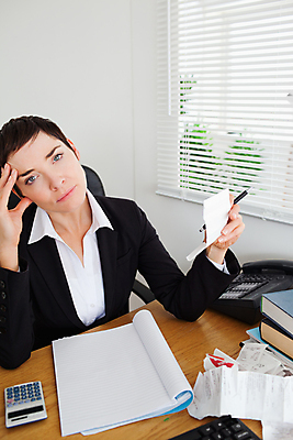 포토 JPG 해외이미지 백인 손 응시 여자 종이 컨셉 돈 비즈니스 탁자 갈색머리 한명 사람 앉기 성인 금융 사무실 펜 계산기 흰색 기록 업무 비즈니스우먼 계산 책상 회계 계산서 경영 계좌 세금 심각 해외202004 해외포토 서양인 1 헤어스타일 시선 컬러 가구 모션 문구용품 신체부위 경제 필기구 장비 작업 직장인 재산 파일형식