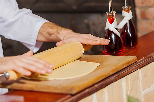 포토 JPG 해외이미지 전통 손 남자 음식 빵 탁자 요리 사람 목재 쿠키 주방 요리사 앞치마 빵집 흰색 막대기 달콤 굽기 준비 날것 반죽 만들기 롤 밀가루 밀가루반죽 제빵사 맛있는 해외202004 해외포토 나무 직업 컬러 가구 재료 모션 디저트 신체부위 상점 맛 가루 구이 파일형식