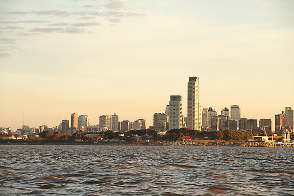 포토 JPG 해외이미지 파도 바다 건축양식 부동산 주택 사람없음 건물 물 강 도시풍경 탑 항구 고층빌딩 황혼 일몰 새벽 도시 남아메리카 오염 저녁 먼지 스카이라인 아르헨티나 부에노스아이레스 스모그 수평선 해외202004 해외포토 자연요소 건축물 건축 교통시설 아메리카 풍경 빌딩 노을 재산 야간 파일형식