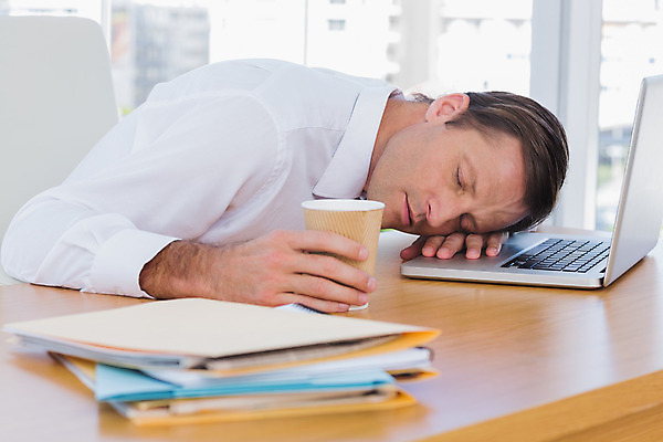 포토 JPG 해외이미지 백인 남자 커피 40대 중년 셔츠 비즈니스 휴식 직장 실내 피곤 한명 사람 앉기 노트북 컴퓨터 사무실 쌓기 잠 비즈니스맨 책상 낮잠 업무과다 테이크아웃컵 해외202004 해외포토 서양인 1 음료 가구 컨셉 상의 회사 모션 성인 내부 컵 전자제품 업무 직장인 파일형식