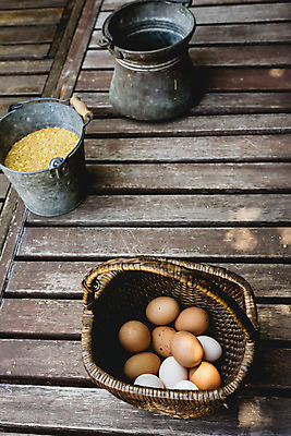 포토 JPG 해외이미지 음식 건강 사람없음 갈색 계란 신선 상품 양동이 유기농 날것 내추럴 해외202004 해외포토 웰빙 컬러 알 파일형식