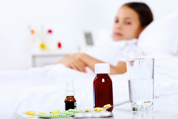 포토 JPG 해외이미지 백인 여자 어린이 휴식 실내 건강 한명 사람 상반신 옆모습 아웃포커스 눕기 약 침실 환자 열 질병 간호 물컵 인플루엔자 의료성형뷰티 소녀한명만 해외202004 해외포토 서양인 1 뷰포인트 컨셉 의학 모션 촬영기법 내부 컵 바이러스 여자한명만 소녀만 파일형식