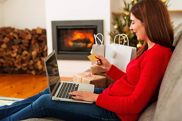 포토 JPG 해외이미지 행복 크리스마스 돈 겨울 통신 선물 한명 사람 노트북 쇼핑 소파 상점 신용카드 구매 고객 벽난로 결제 온라인 쇼퍼홀릭 해외202004 해외포토 1 계절 기념일 감정 의자 금융 전자제품 재산 파일형식