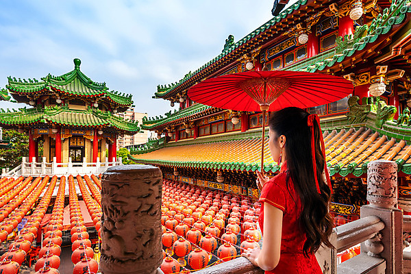 포토 JPG 해외이미지 모델 전통 드레스 옷 여자 행복 아시아 종교 문화 여행 백그라운드 불교 건축양식 새로움 매달리기 미술 한명 사람 동양인 장식 빨간색 빛 컬러풀 중국 등불 램프 축하 사찰 재산 치파오 연도 대만 동쪽 많음 해외202004 해외포토 1 건축 감정 나라 컬러 컨셉 종교건축 모션 문화예술 조명 인종 금융 전통의상 방향 파일형식