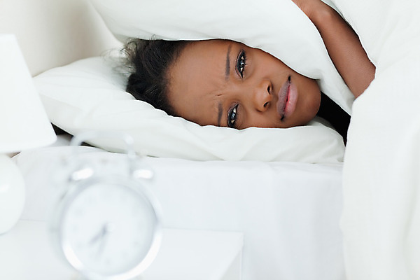 포토 JPG 해외이미지 라이프스타일 여자 얼굴 시계 베개 아침 휴식 스트레스 주택 실내 피곤 한명 20대 일상 눕기 머리 소리 침실 방 자명종 짜증 흰색 침대 잠 좌절 불만 게으름 숨김 해외202004 해외포토 주간 1 감정 컬러 가구 컨셉 침구 모션 사람 청년 내부 건물 라이프 생활 신체부위 알람 파일형식