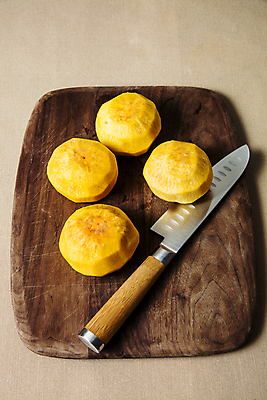 포토 JPG 실내 사람없음 경상북도 특산물 식칼 나무도마 단감 베이지색배경 김해 진영단감 국내포토 백그라운드 주방용품 도마 감 내부 목재 경상도 경상남도 베이지색 파일형식