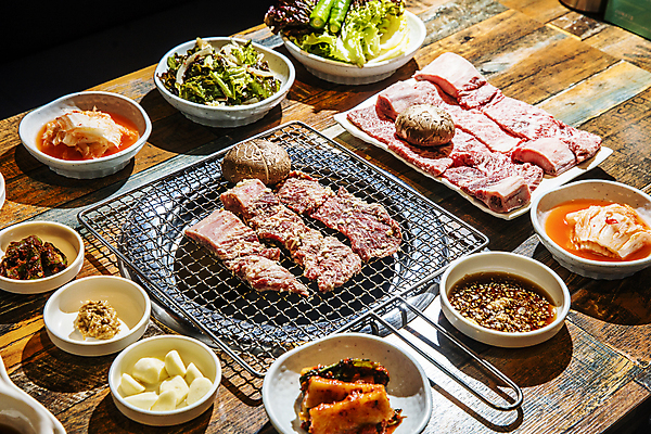 포토 JPG 접시 반찬 김치 사람없음 식당 그릴 경상북도 갈비 불판 한우 표고버섯 갈비구이 석쇠구이 쌈채소 안동 국내포토 식기 한식 음식 채소 주방용품 육류 상점 버섯 소고기 경상도 구이 파일형식