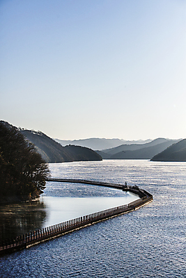 포토 JPG 주간 하늘 풍경 사람없음 야외 소나무 댐 경상북도 산등성이 안동 가교 안동호 국내포토 자연요소 나무 건축물 공공시설 호수 산 경상도 파일형식