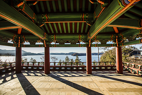 포토 JPG 주간 한옥 그림자 풍경 사람없음 야외 소나무 경상북도 정자 안동 안동호 국내포토 자연요소 나무 한국전통 건축물 호수 고건축 경상도 파일형식