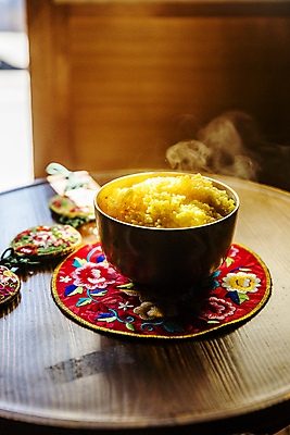 포토 JPG 밥 전통소품 실내 사람없음 아웃포커스 수증기 경상북도 받침대 노리개 밥그릇 나무탁자 안동 국내포토 전통 그릇 음식 탁자 촬영기법 내부 경상도 오브젝트 파일형식