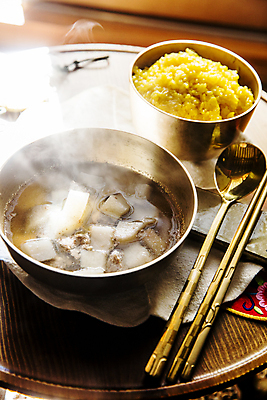 포토 식기 음식 탁자 촬영기법 수저 내부 직물 경상북도 경상도 받침대 국물 파일형식 식탁 그릇 아웃포커스 수저받침대 천 수증기 실내 나무탁자 젓가락 숟가락 밥 무국 안동 JPG 사람없음 국내포토