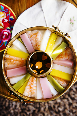 포토 JPG 식탁 전통소품 실내 사람없음 아웃포커스 하이앵글 전통음식 경상북도 천 탕 나무탁자 신선로 안동 국내포토 전통 음식 뷰포인트 탁자 촬영기법 내부 직물 경상도 오브젝트 파일형식