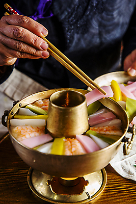 포토 JPG 손 노년 실내 요리 한명 들기 상반신 앞모습 아웃포커스 신체부위 전통음식 경상북도 탕 나무젓가락 나무탁자 신선로 안동 젓가락질 국내포토 1 전통 음식 뷰포인트 젓가락 모션 탁자 촬영기법 사람 손짓 성인 내부 경상도 파일형식