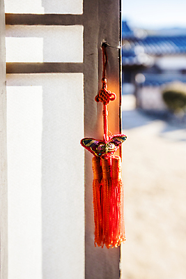 포토 JPG 주간 한옥 전통소품 매달리기 사람없음 아웃포커스 경상북도 노리개 창호문 안동 국내포토 자연요소 한국전통 전통 고건축 모션 촬영기법 문 경상도 오브젝트 파일형식