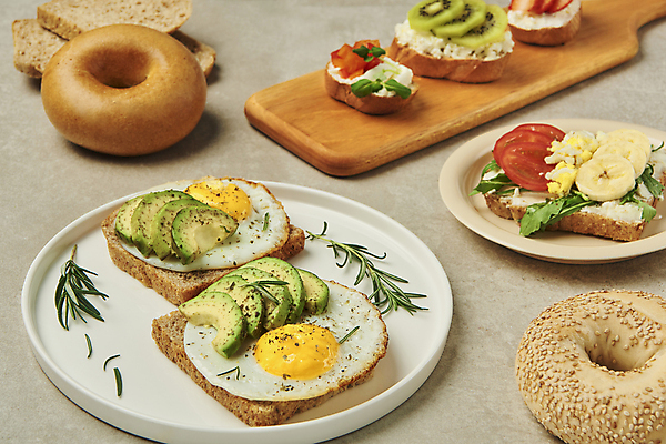 포토 JPG 스튜디오촬영 접시 토마토 회색배경 바나나 실내 키위 사람없음 아침식사 바게트 계란프라이 식빵 브런치 베이글 로즈메리 아보카도 건강식 나무도마 스크램블 후추가루 오픈샌드위치 국내포토 식기 음식 빵 백그라운드 채소 과일 도마 샌드위치 내부 목재 식사 회색 계란요리 가루 허브 파일형식