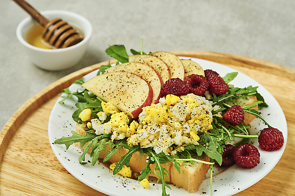 포토 JPG 스튜디오촬영 접시 회색배경 실내 사람없음 아침식사 사과 식빵 슬라이스 브런치 종지 토핑 꿀 건강식 나무쟁반 루꼴라 스크램블 허니디퍼 오픈샌드위치 국내포토 그릇 식기 음식 빵 백그라운드 채소 과일 쟁반 샌드위치 내부 목재 식사 회색 도구 계란요리 파일형식