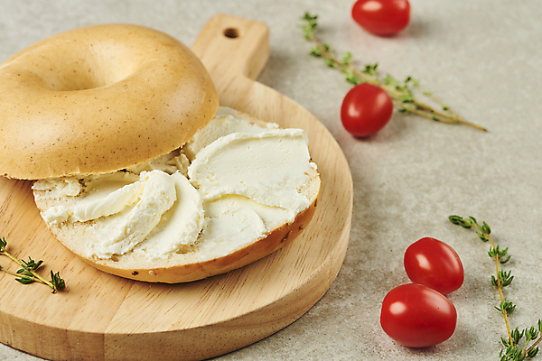 포토 JPG 스튜디오촬영 방울토마토 회색배경 실내 사람없음 아침식사 브런치 베이글 건강식 나무도마 백리향 베이글샌드위치 크림치즈 스프레드 오픈샌드위치 국내포토 음식 빵 백그라운드 토마토 치즈 도마 샌드위치 내부 목재 식사 회색 파일형식