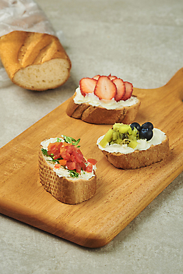 포토 JPG 스튜디오촬영 방울토마토 회색배경 딸기 단면 실내 키위 사람없음 아침식사 바게트 생크림 블루베리 슬라이스 브런치 토핑 건강식 과일조각 나무도마 루꼴라 오픈샌드위치 국내포토 음식 빵 조각 백그라운드 토마토 채소 과일 도마 샌드위치 내부 목재 식사 회색 크림 파일형식