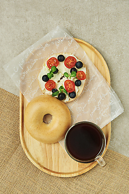 포토 JPG 스튜디오촬영 커피 방울토마토 회색배경 실내 사람없음 하이앵글 아침식사 커피잔 천 블루베리 브런치 베이글 바질 건강식 나무쟁반 베이글샌드위치 크림치즈 플랫레이 종이호일 오픈샌드위치 국내포토 음료 음식 빵 뷰포인트 백그라운드 토마토 과일 잔 치즈 쟁반 샌드위치 내부 목재 식사 회색 직물 플랫 파일형식