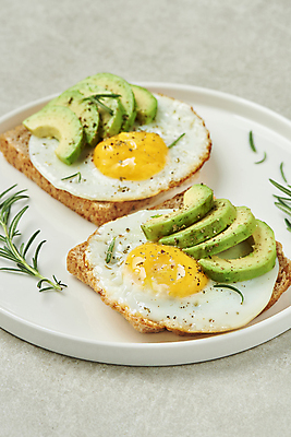 포토 JPG 스튜디오촬영 접시 회색배경 실내 사람없음 아침식사 계란프라이 식빵 슬라이스 브런치 로즈메리 아보카도 건강식 후추가루 오픈샌드위치 국내포토 식기 음식 빵 백그라운드 과일 샌드위치 내부 식사 회색 계란요리 가루 허브 파일형식
