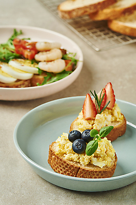 포토 JPG 스튜디오촬영 접시 회색배경 딸기 실내 사람없음 아웃포커스 계란 아침식사 바게트 블루베리 브런치 토핑 바질 로즈메리 건강식 과일조각 스프레드 식힘망 오픈샌드위치 국내포토 식기 음식 빵 조각 백그라운드 과일 촬영기법 샌드위치 내부 알 주방도구 식사 회색 허브 제빵도구 파일형식