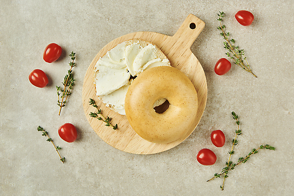 포토 JPG 스튜디오촬영 방울토마토 회색배경 실내 사람없음 하이앵글 아침식사 브런치 베이글 건강식 나무도마 백리향 베이글샌드위치 크림치즈 스프레드 오픈샌드위치 국내포토 음식 빵 뷰포인트 백그라운드 토마토 치즈 도마 샌드위치 내부 목재 식사 회색 파일형식