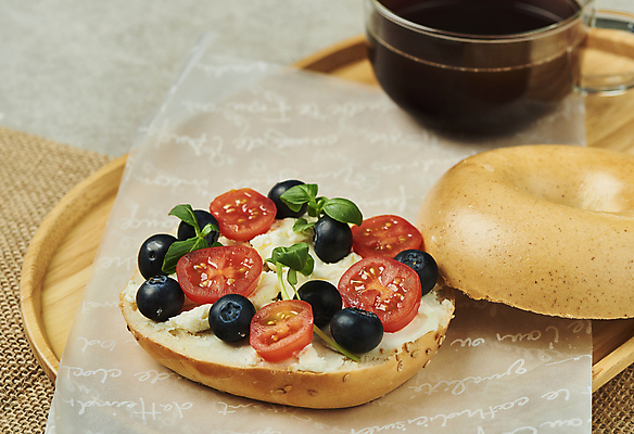 포토 JPG 스튜디오촬영 커피 방울토마토 회색배경 실내 근접촬영 사람없음 아침식사 커피잔 천 블루베리 브런치 토핑 베이글 바질 건강식 나무쟁반 백리향 베이글샌드위치 크림치즈 종이호일 오픈샌드위치 국내포토 음료 음식 빵 뷰포인트 백그라운드 토마토 과일 잔 치즈 쟁반 샌드위치 내부 목재 식사 회색 직물 파일형식