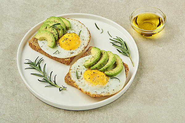 포토 JPG 스튜디오촬영 접시 회색배경 실내 사람없음 아침식사 올리브오일 계란프라이 식빵 슬라이스 브런치 유리그릇 로즈메리 아보카도 건강식 후추가루 오픈샌드위치 국내포토 그릇 식기 음식 빵 백그라운드 과일 유리 샌드위치 내부 식사 회색 기름_음식 계란요리 가루 허브 파일형식