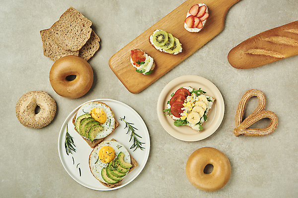 포토 JPG 스튜디오촬영 접시 토마토 회색배경 딸기 바나나 실내 키위 사람없음 하이앵글 아침식사 바게트 계란프라이 식빵 생크림 슬라이스 브런치 베이글 호밀빵 로즈메리 아보카도 건강식 과일조각 나무도마 베이글샌드위치 스크램블 츄러스 오픈샌드위치 국내포토 식기 음식 빵 뷰포인트 조각 백그라운드 채소 과일 디저트 도마 샌드위치 내부 목재 식사 회색 계란요리 허브 크림 파일형식