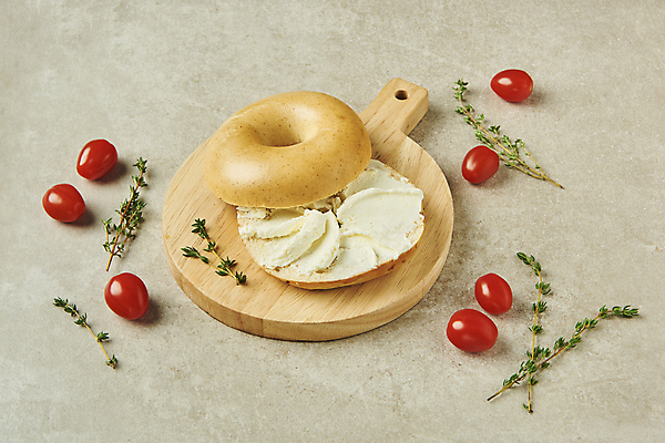 포토 JPG 스튜디오촬영 방울토마토 회색배경 실내 사람없음 아침식사 브런치 베이글 건강식 나무도마 백리향 베이글샌드위치 크림치즈 스프레드 오픈샌드위치 국내포토 음식 빵 백그라운드 토마토 치즈 도마 샌드위치 내부 목재 식사 회색 파일형식