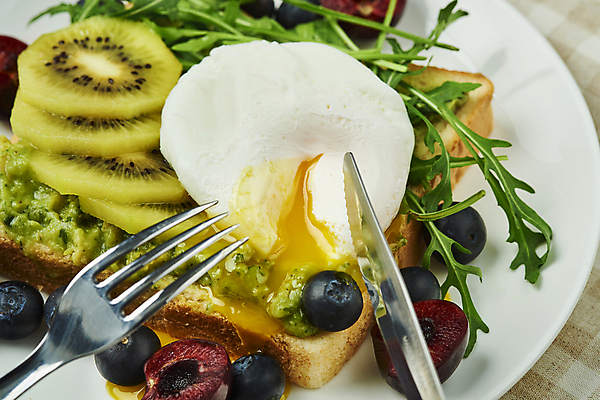 포토 JPG 스튜디오촬영 접시 포크 실내 키위 근접촬영 사람없음 흐름 체리 나이프 아침식사 자르기 식빵 블루베리 슬라이스 브런치 노른자 건강식 과카몰리 루꼴라 수란 오픈샌드위치 국내포토 식기 음식 빵 뷰포인트 컨셉 채소 과일 모션 샌드위치 내부 계란 식사 소스_음식 칼 파일형식