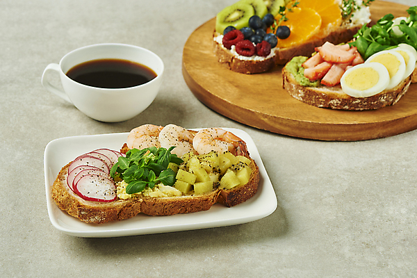 포토 JPG 스튜디오촬영 접시 커피 회색배경 딸기 새우 귤 실내 키위 사람없음 아침식사 커피잔 식빵 블루베리 슬라이스 브런치 삶은계란 바질 건강식 과일조각 나무도마 백리향 적환무 오픈샌드위치 국내포토 식기 음료 음식 빵 조각 백그라운드 과일 잔 도마 샌드위치 갑각류 내부 목재 계란 식사 회색 무 계란요리 파일형식