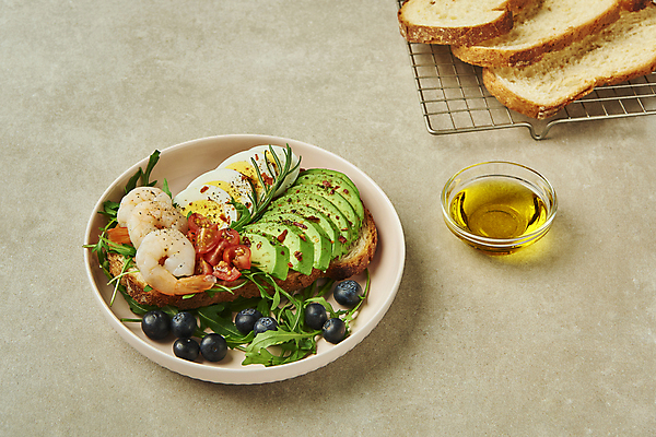 포토 JPG 스튜디오촬영 방울토마토 회색배경 새우 실내 사람없음 아침식사 올리브오일 바게트 블루베리 슬라이스 브런치 유리그릇 삶은계란 로즈메리 아보카도 건강식 루꼴라 식힘망 오픈샌드위치 국내포토 그릇 음식 빵 백그라운드 토마토 채소 과일 유리 샌드위치 갑각류 내부 계란 주방도구 식사 회색 기름_음식 계란요리 허브 제빵도구 파일형식