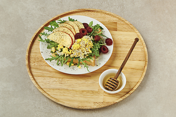 포토 JPG 스튜디오촬영 회색배경 실내 사람없음 아침식사 사과 식빵 슬라이스 브런치 종지 꿀 건강식 나무쟁반 루꼴라 스크램블 허니디퍼 오픈샌드위치 국내포토 그릇 음식 빵 백그라운드 채소 과일 쟁반 샌드위치 내부 목재 식사 회색 도구 계란요리 파일형식