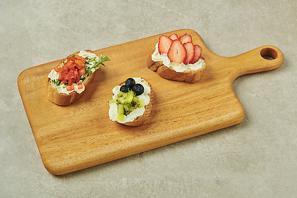 포토 JPG 스튜디오촬영 방울토마토 회색배경 딸기 실내 키위 사람없음 아침식사 바게트 생크림 블루베리 브런치 건강식 과일조각 나무도마 루꼴라 오픈샌드위치 국내포토 음식 빵 조각 백그라운드 토마토 채소 과일 도마 샌드위치 내부 목재 식사 회색 크림 파일형식